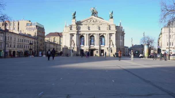 UCRÂNIA, LVIV, NOVEMBRO 25, 2020: Lviv National Academic Opera and Ballet Theatre nomeado após Solomiya Krushelnytska em tempo de quarentena — Vídeo de Stock