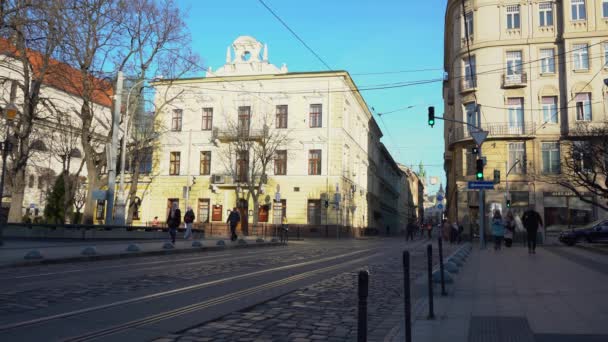 UCRANIA, LVIV, 25 DE NOVIEMBRE DE 2020: Antigua calle adoquinada con vías de tranvía en el centro de Lviv, Ucrania — Vídeos de Stock