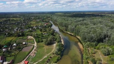 Güzel bir sonbahar Ukrayna doğa manzarası. Nehrin üzerinde uçan, karışık orman, yeşil yapraklar ve normal ağaçlar..