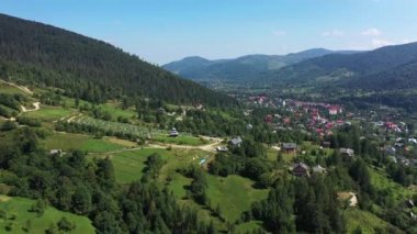 Dağların vadisindeki köy, hava manzaralı..