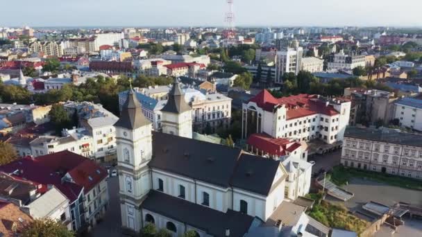 Het centrum van de historische Europese stad Ivano-Frankivsk luchtfoto uitzicht. — Stockvideo