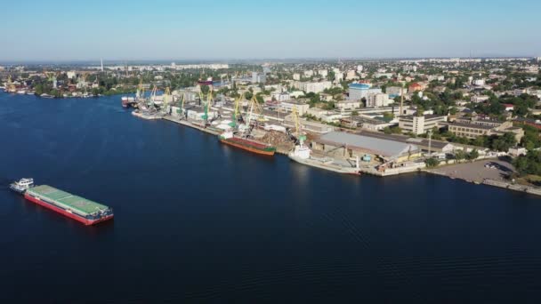 Navire cargo près du port fluvial de Kherson vue aérienne — Video