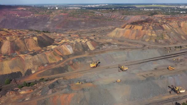 Camión volquete pesado que lleva el mineral de hierro en la vista aérea minera a cielo abierto. — Vídeo de stock