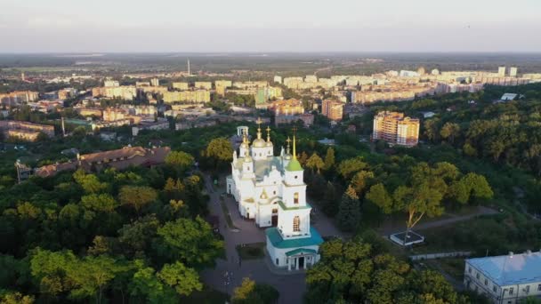 Poltava cidade Santa Assunção Catedral vista panorâmica aérea à noite. — Vídeo de Stock