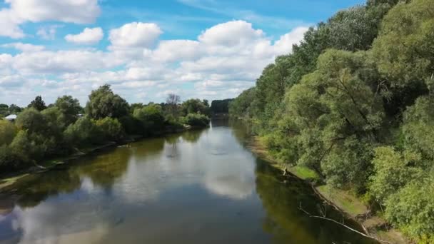 Bela paisagem fluvial na vista aérea de verão. — Vídeo de Stock