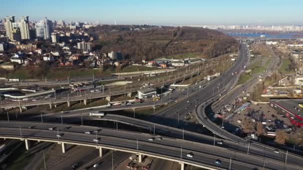 橋の上の都市交通。キエフの高速道路のインターチェンジ航空ビュー. — ストック動画