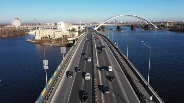 Stadtverkehr auf der Brücke aus der Luft. — Stockvideo