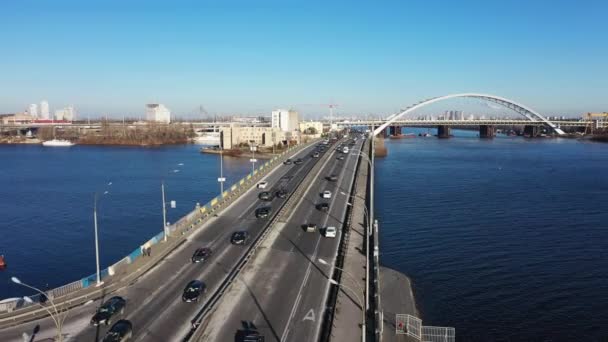 De brug weg automobiel verkeer van vele auto 's vervoer concept luchtfoto — Stockvideo