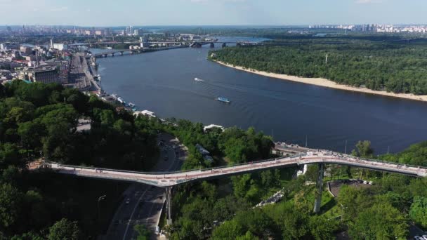 Подольський район і річка Дніпро в київському повітряному виді.. — стокове відео