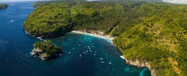 Nusa Penida Adası 'ndaki Crystal Bay Sahili hava manzaralı..