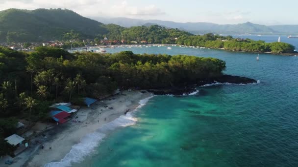 Krásná Bali Beach Krajina na ostrově v blízkosti přístavu v létě. — Stock video