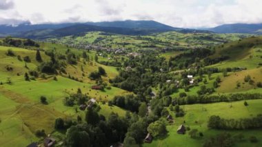 Karpatların dağlarındaki dağ yolu yaz havası manzaralı..