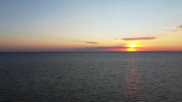 開放的な海の景色の中で素晴らしい夕日. — ストック動画