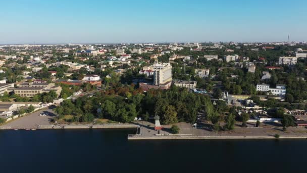 Le parc du centre-ville de Kherson sur le remblai Ukraine vue aérienne. — Video