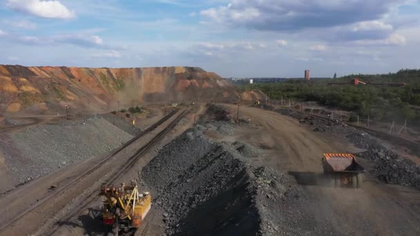 Grote mijnbouw dump truck rijden op een stoffige weg in de steengroeve luchtfoto. — Stockvideo