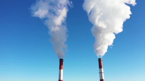 Smokestack con fumo bianco fumare nel cielo primo piano vista aerea. — Video Stock