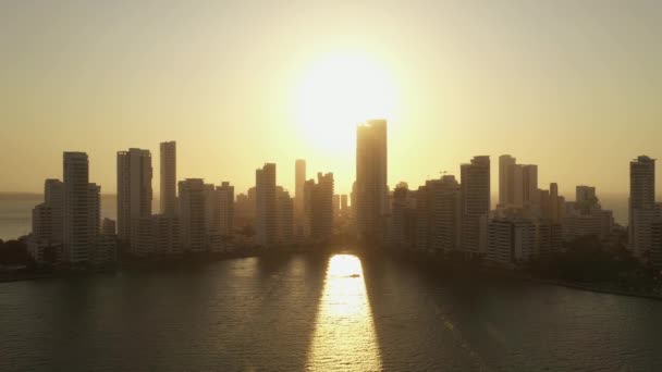 Bocagrande 'de güzel bir gün batımı Cartagena Kolombiya hava manzarası. — Stok video