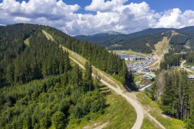 Yaz havası manzaralı Bukovel Kayak Tesisi.