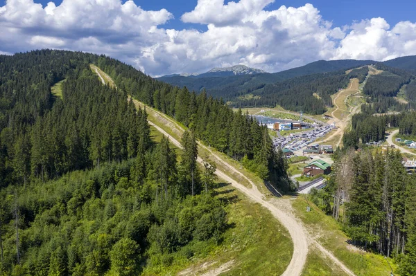 Bukovel Ski Resort v letním leteckém výhledu. — Stock fotografie