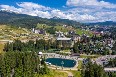 Bukovel köyü kayak merkezi yaz havası manzaralı.