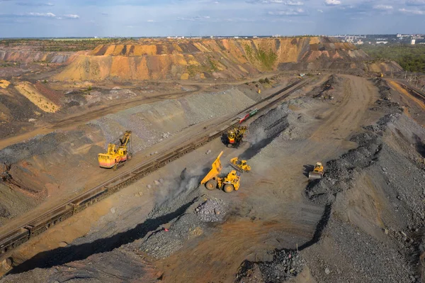 Maszyny górnicze ciężkie w kamieniołomie do wydobywania wapiennego widoku z powietrza. — Zdjęcie stockowe