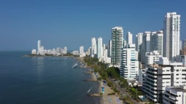 Cartagena 'nın modern şehrindeki halk plajı Kolombiya hava manzarası.