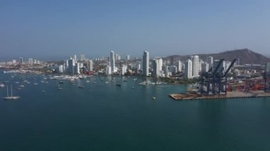 Modern şehir Kolombiya hava manzaralı kargo limanı.