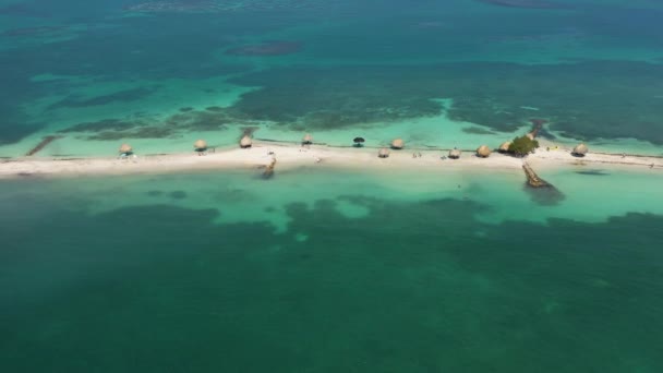 Spiaggia tropicale nell'oceano vista aerea. — Video Stock