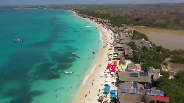 Praia paradisíaca exótica de esmeralda arenosa tropical com espreguiçadeiras e guarda-sóis vista aérea — Vídeo de Stock