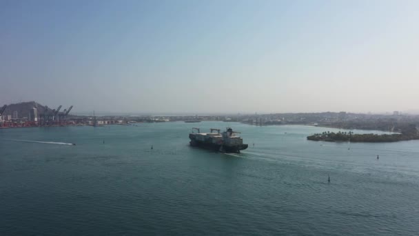 Navire cargo entre dans le port de cargaison à Cartagena en Colombie vue aérienne. — Video