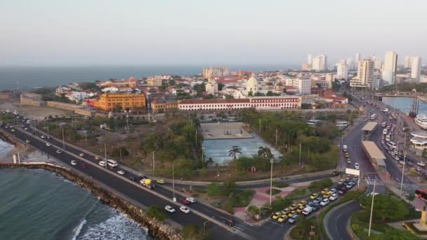 Stará městská doprava v Cartageně ve večerním leteckém zobrazení. — Stock video