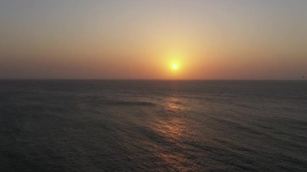 Increíble puesta de sol en el océano con vista aérea de windsurfistas. — Vídeo de stock