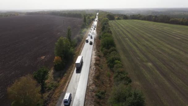 Pohled na letištní panorama. Silniční válce budující novou asfaltovou silnici — Stock video