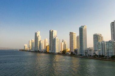 Akşam manzaralı modern gökdelenler ve oteller.