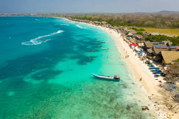 Tropical sable exotique émeraude plage paradisiaque avec chaises longues et parasols vue aérienne — Photo