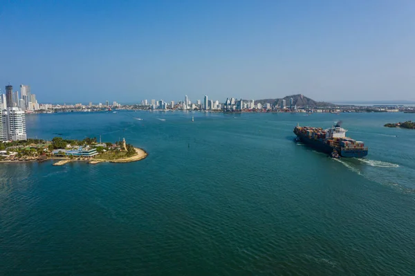 Buque de carga entra al puerto en Cartagena Colombia vista aérea. —  Fotos de Stock