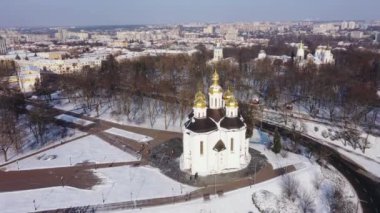 Ukrayna 'nın Chernigov kentindeki Ortodoks Kilisesi kış havası manzaralı