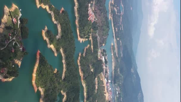 Imagens verticais Piedra Del Penol Colombia vista aérea — Vídeo de Stock