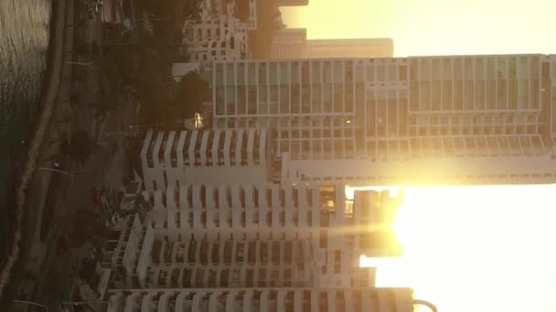 Függőleges felvétel modern felhőkarcolók üzleti apartmanok szállodák naplemente légi kilátás — Stock videók
