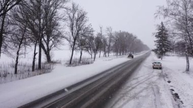 Kar temizleyicisi karla kaplı kır yolu hava manzarasını temizledi.