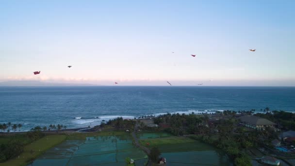 Vliegers Vliegen op de kust van de oceaan in de buurt van de Rice Terraces in de avond — Stockvideo