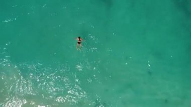 Güzel Gökyüzü Okyanusunda Yüzen Genç Kadın