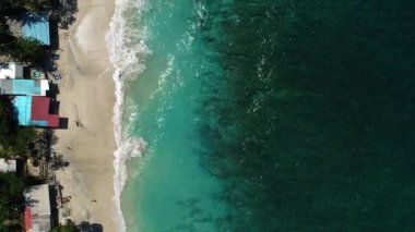 Okyanusun Üzerinde Yaz Günü Güzel Sahilde