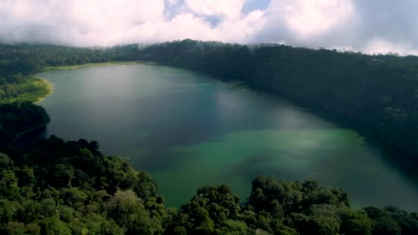 Pemandangan udara di atas Danau Tamblingan. — Stok Video