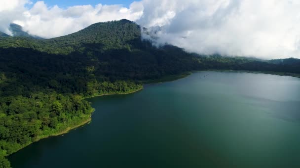 Luchtfoto boven Danau Tamblingan Lake. — Stockvideo