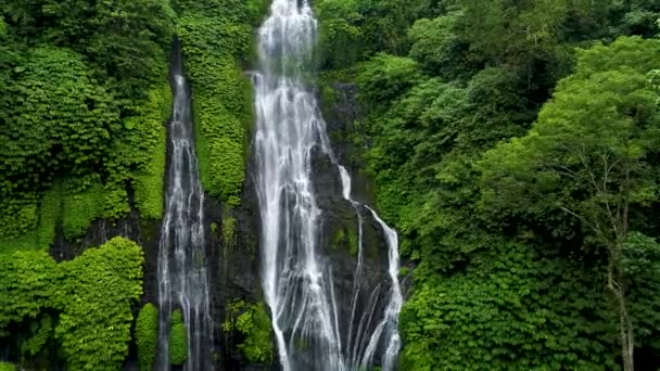 Prachtige waterval in Bali, Indonesië. — Stockvideo