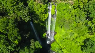 Endonezya, Bali Adası 'ndaki Tropikal Sekumpul Şelaleleri. Egzotik Şelale ve Güzel Gökkuşağı.