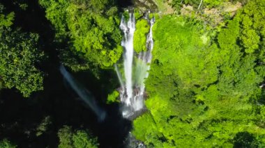Endonezya, Bali Adası 'ndaki Tropikal Sekumpul Şelaleleri. Egzotik Şelale ve Güzel Gökkuşağı.