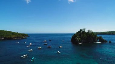 Tekneler Crystal Bay Sahili 'nde Şnorkelle yüzen turistleri getirdi.