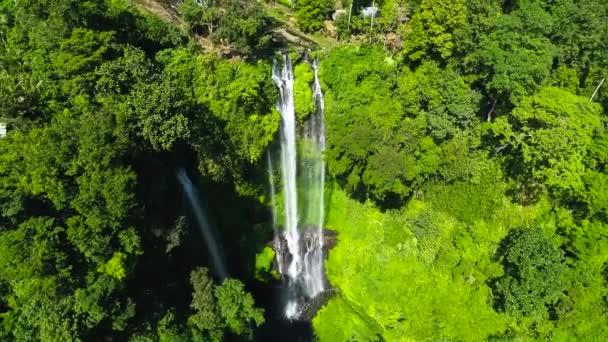 Tropické Sekumpul vodopády na ostrově Bali, Indonésie. Exotický vodopád a krásná duha. — Stock video